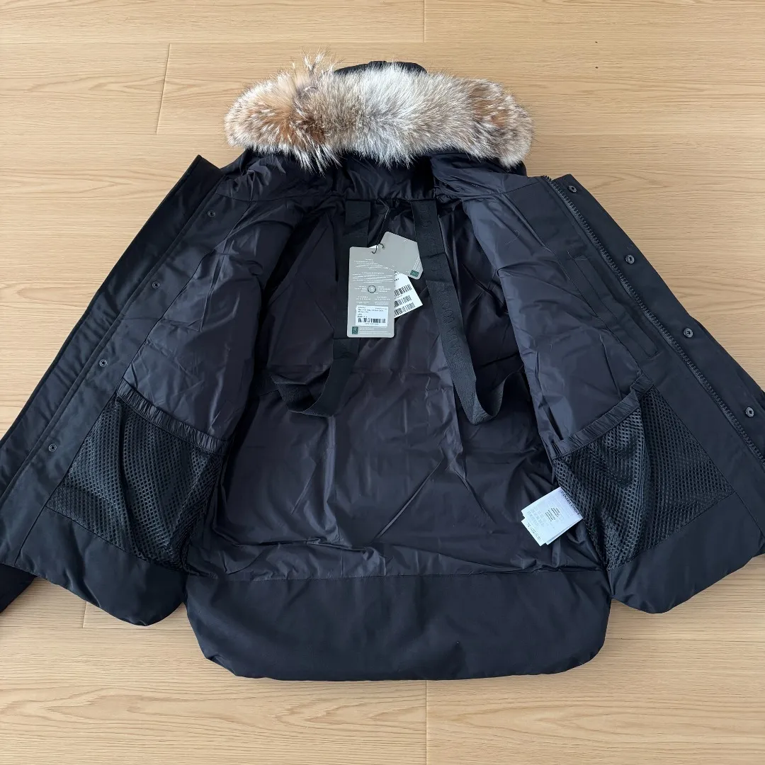 Style number: Y 183 (The new 17 models come standard without wolf fur, wolf fur costs +50) Canada Goose New 17 models of down jackets, timeless Classic, same style for men and women, mid-length windbreaker jacket. Canada Goose technology waterproof fabric is wind and cold resistant and extremely warm! Plush heat storage keeps you warm and warms you up quickly! Extra large fur collar design, fine fur, smooth to the touch, comfortable and skin-friendly! Double windproof cuffs to prevent cold wind from entering! The pockets have a flap zipper design and the upper pocket is a diagonal pocket, which is convenient and practical! Canada Goose’s popularity in the past two years has greatly surpassed that of the king of down jackets, the Meng Mouth, and it is the hottest item in autumn and winter on INS! Same Style for men and women, Canada Goose Classic style! Color: Black Black Label Black Red Label Cream White Gray Black Label Gray Red Label Navy Blue Sizes: XS S M L XL XXL